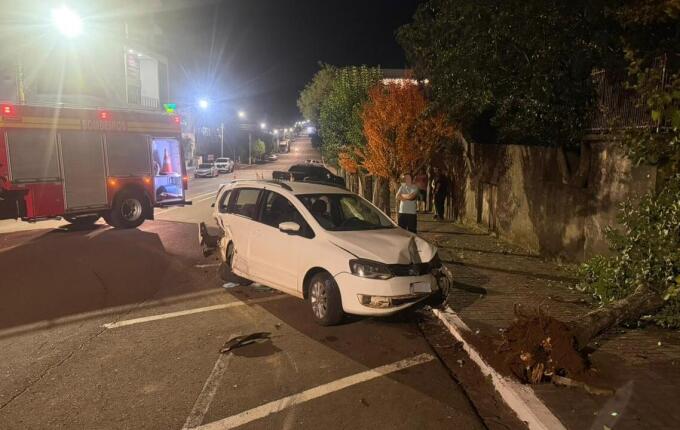Motorista fica ferido ao bater em carro estacionado em SJCedro