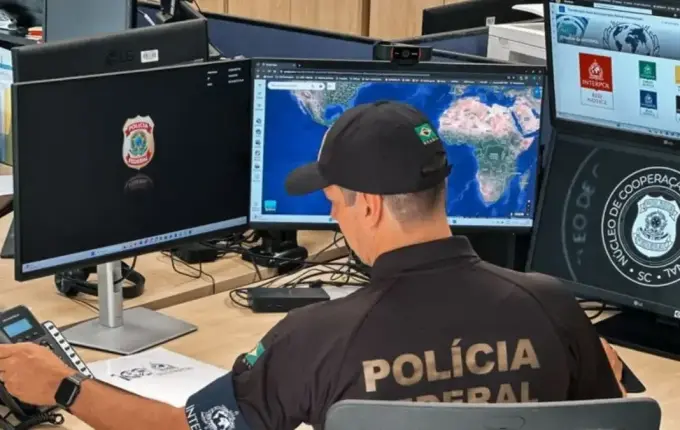 Foragidos por terrorismo e roubo são presos em SC após inclusão na lista vermelha da Interpol