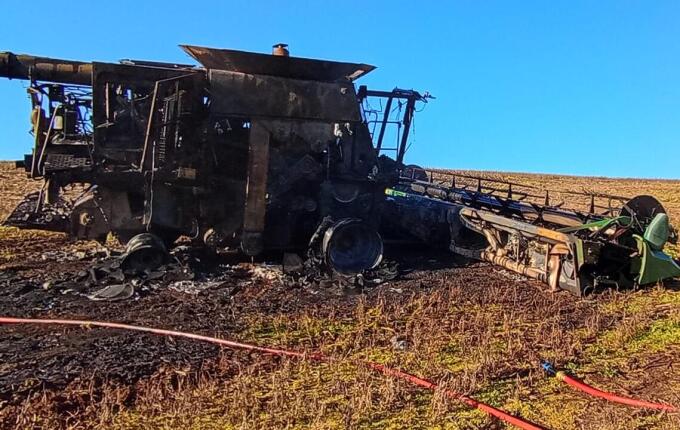 Colheitadeira pega fogo em propriedade no interior de Palma Sola