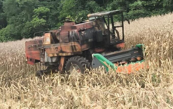 Colheitadeira é destruída por incêndio no interior de São Miguel do Oeste