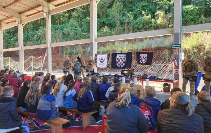 Programa Protetor Ambiental reúne 70 alunos para demonstrações no interior de Itapiranga