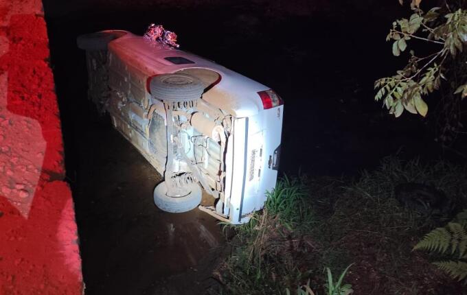 Homem fica ferido após carro capotar e cair de ponte no interior de União do Oeste