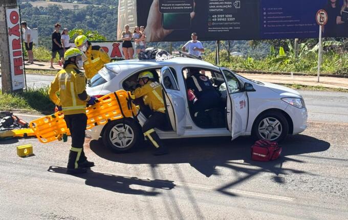 Colisão entre dois carros deixa três feridos na Willy Barth, em São Miguel do Oeste