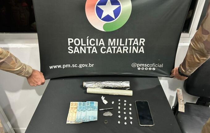 Homem é preso por tráfico de drogas após tentar se livrar de drogas em SMO