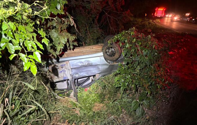 Veículo sai da pista e capota na BR 282, interior de SMOeste