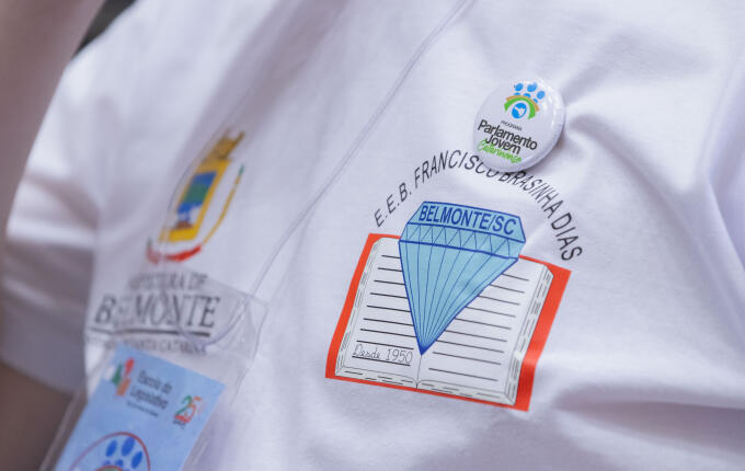 Estudantes de Belmonte vivem experiência parlamentar na Alesc durante o Parlamento Jovem