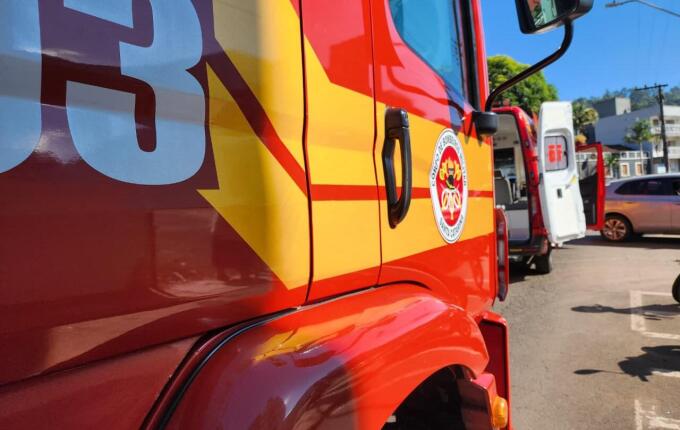Motociclista fica ferido em colisão com carro no centro de Itapiranga