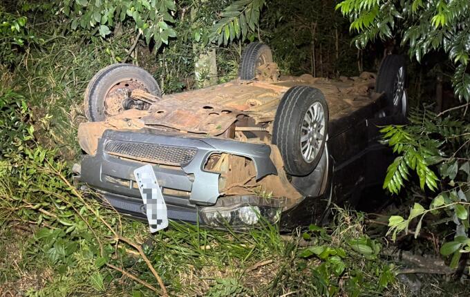 Veículo sai da pista e capota na BR 282, interior de SMOeste