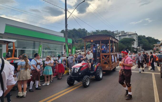 Baile da Terceira Idade e Desfile do Bierwagen movimentam segunda-feira na 16ª Deutsche Woche
