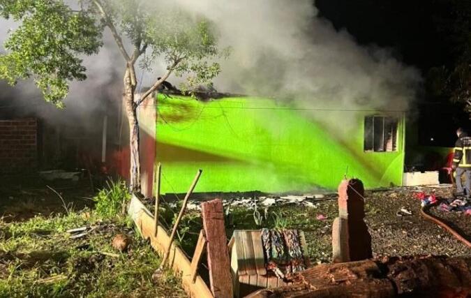 Homem incendeia casa, grava vídeo e foge em Dionísio Cerqueira