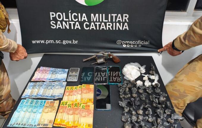 Polícia apreende meio quilo de cocaína, arma e prende duas mulheres em SMO