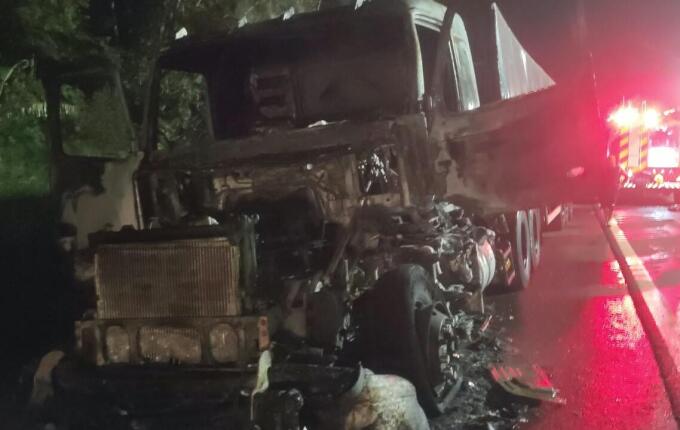 Incêndio atinge cabine de carreta na BR-158 em Cunha Porã