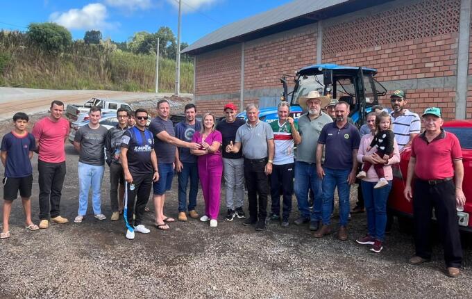 Comunidade de São Brás de Campo Erê recebe trator novo e inaugura ampliação de espaço