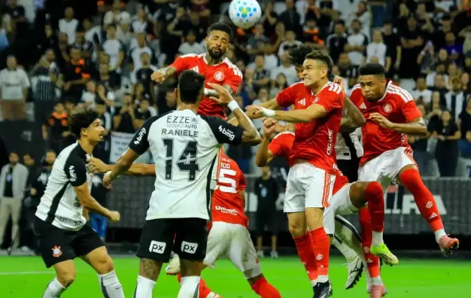 Internacional segura vantagem e avança às quartas da Copa do Brasil
