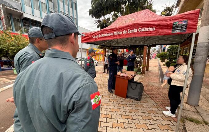 Corpo de Bombeiros orienta população sobre prevenção de engasgamento de bebês em São Miguel do Oeste