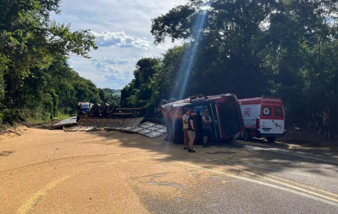 Moradora de Descanso morre após acidente com carreta na BR-282 em Iraceminha