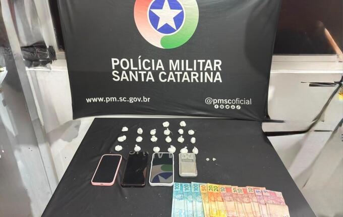Casal de 19 anos é preso com cocaína e crack em SMO