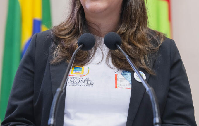 Estudantes de Belmonte vivem experiência parlamentar na Alesc durante o Parlamento Jovem