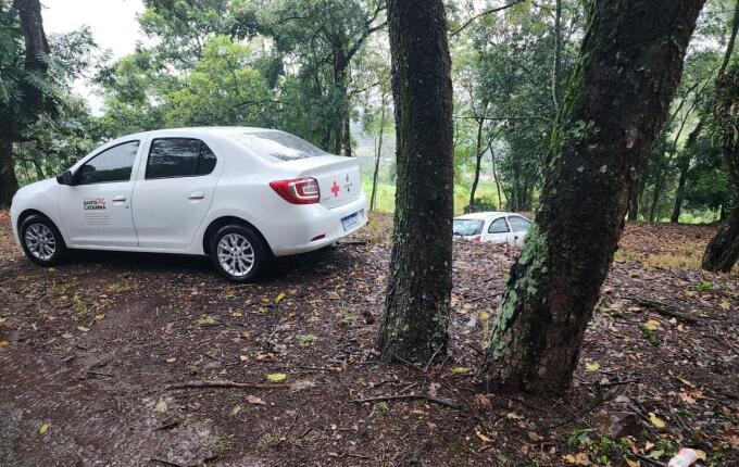 Pista molhada causa acidente na SC-163 em Itapiranga