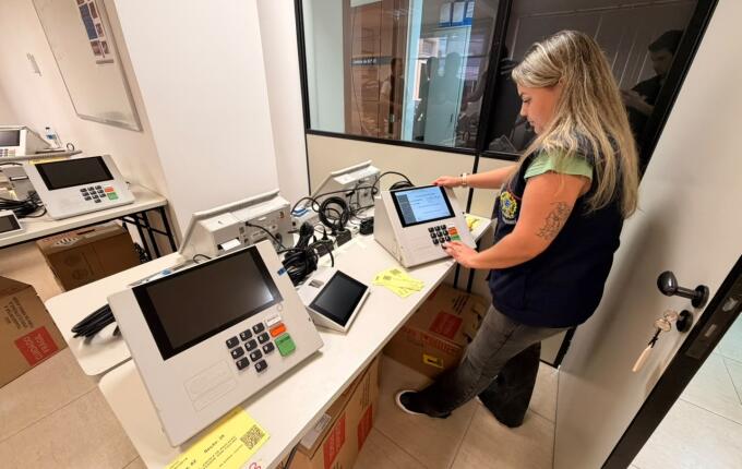 Justiça Eleitoral realiza conferência das urnas eletrônicas em São Miguel do Oeste