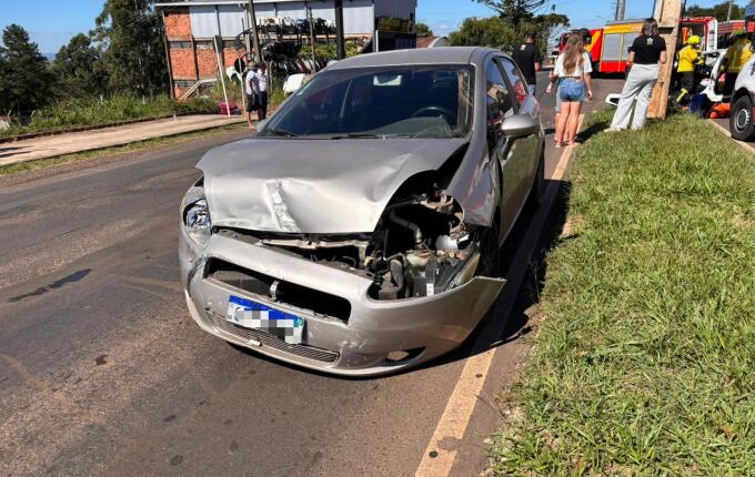 Colisão entre dois carros deixa três feridos na Willy Barth, em São Miguel do Oeste
