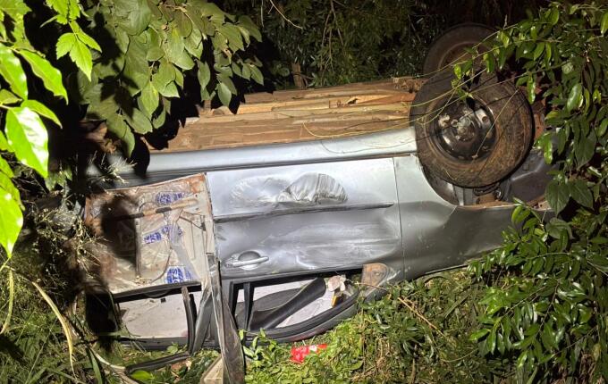Veículo sai da pista e capota na BR 282, interior de SMOeste