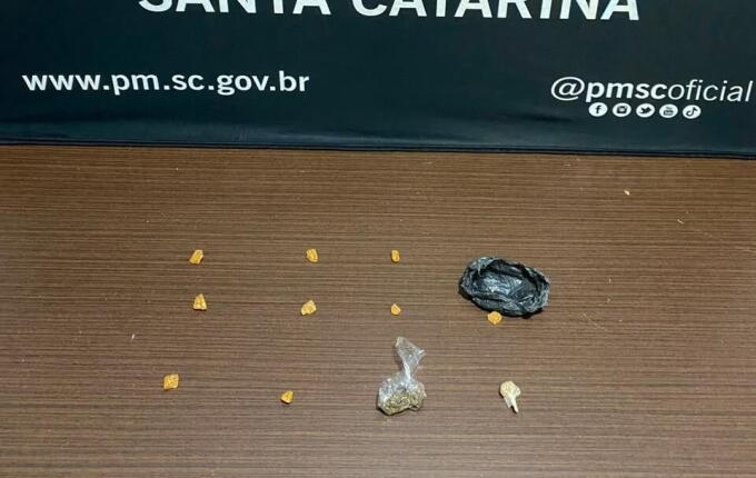 Homem é preso por tráfico de drogas em frente a escola em Maravilha