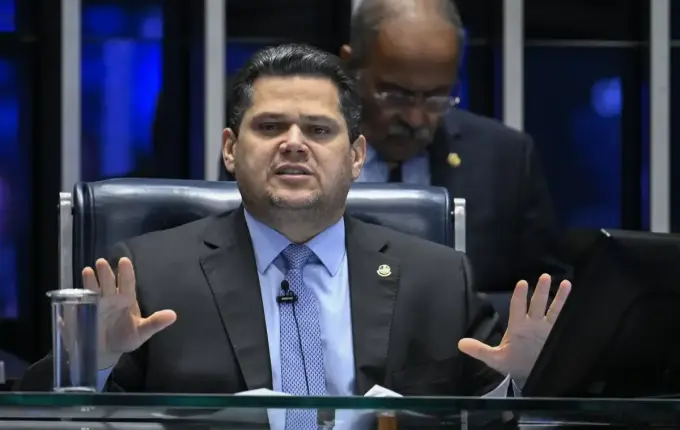 Alcolumbre calcula ter 48 votos para se reeleger e descarta pautar impeachment de Moraes