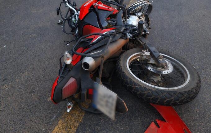 Acidente entre caminhão e moto deixa homem ferido no interior de SJCedro