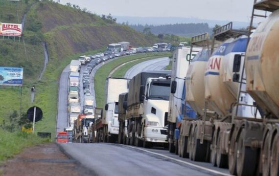Caminhoneiros de SC decidem nesta segunda-feira sobre adesão à paralisação nacional