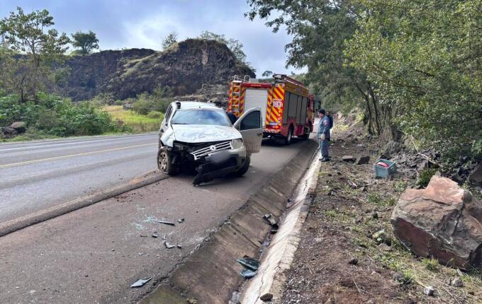 Motorista fica ferido em saída de pista na BR-282