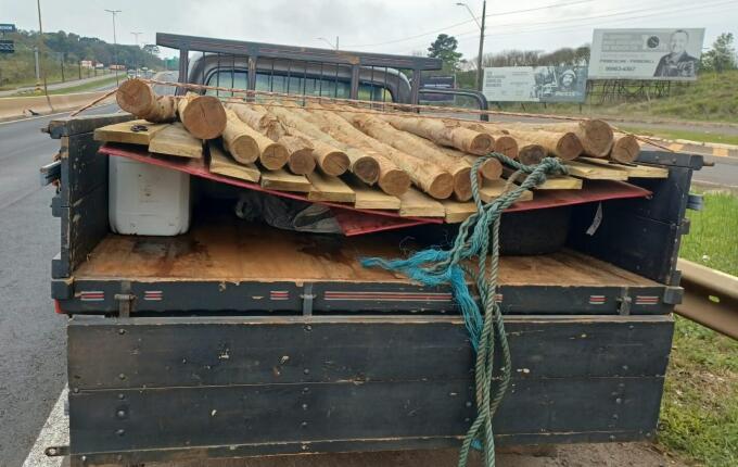 PRF apreende 500 litros de agrotóxicos contrabandeados escondidos sob madeira em Chapecó