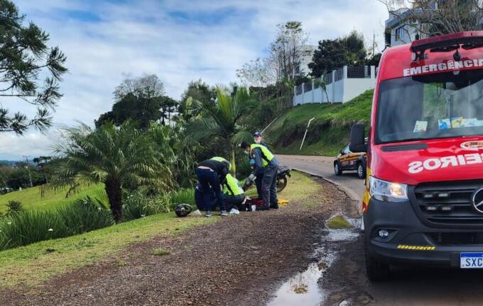 Homem fica ferido em queda de moto na ITG-070