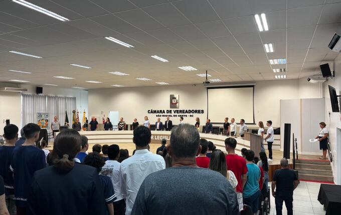 Jovens parlamentares são diplomados e elegem Mesa Diretora em São Miguel do Oeste