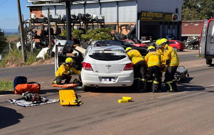 Colisão entre dois carros deixa três feridos na Willy Barth, em São Miguel do Oeste