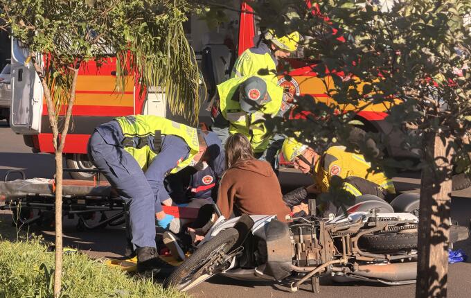 Mulher fica ferida ao perder o controle e cair de motocicleta no centro de São Miguel