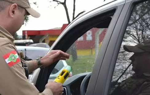 Mais de 3,6 mil motoristas recusaram teste do bafômetro nas rodovias estaduais de SC