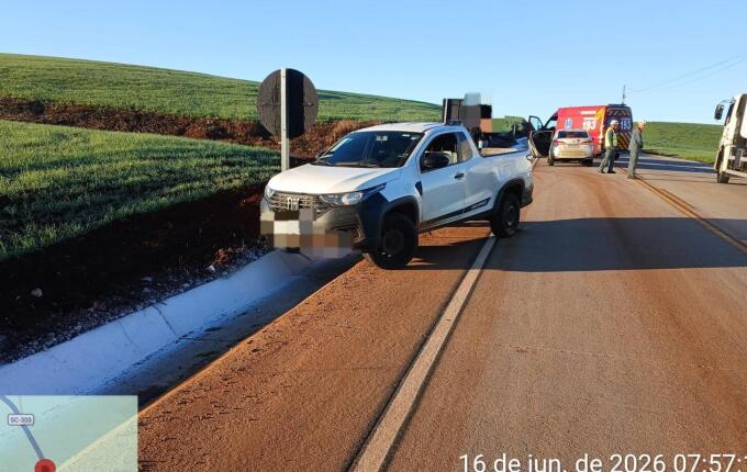 Colisão entre dois veículos deixa dois idosos feridos na SC-305 em Campo Erê
