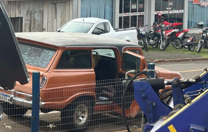 Corpo em decomposição é encontrado dentro de veículo no centro de São José do Cedro