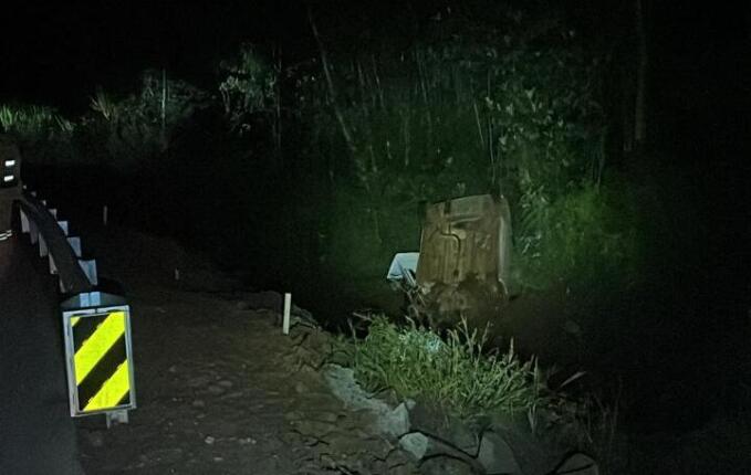 Saída de pista seguida de capotamento deixa três feridos na SC 305, em São Lourenço do Oeste