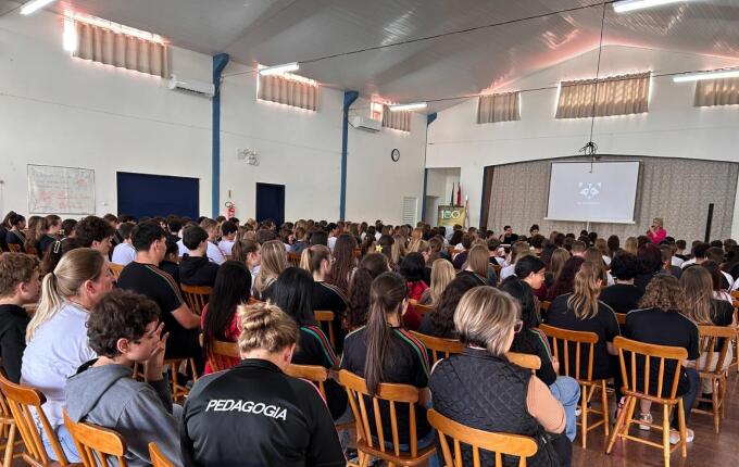 Atores levam palestra show a estudantes da região