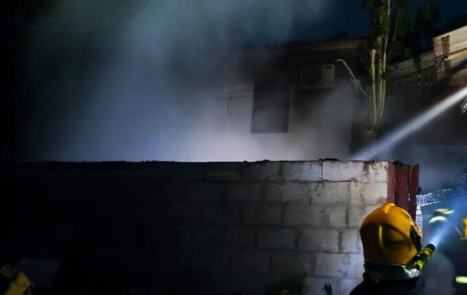 Moradores controlam incêndio em galpão no interior de São João do Oeste