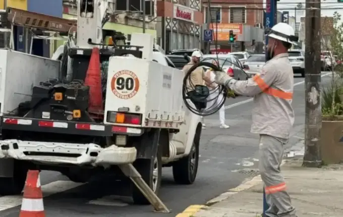 Celesc aperta cerco contra fiação irregular e promete cortar ligações clandestinas em SC