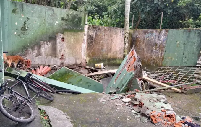 Duas crianças ficam soterradas após escada desabar em SC