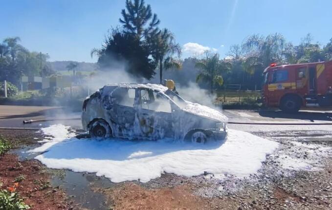 Carro é destruído por incêndio no interior de Maravilha