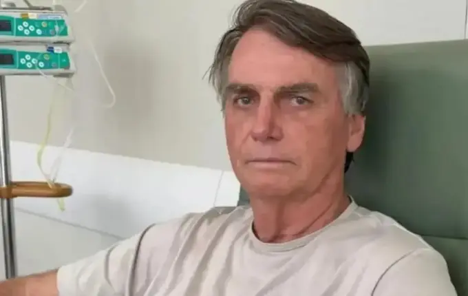 Novo relatório de médicos de Bolsonaro indica necessidade de cirurgia por dor e limitação