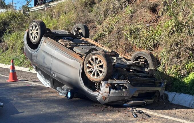 Três pessoas ficam feridas após saída de pista e capotamento na BR-163, entre SMO e Guaraciaba