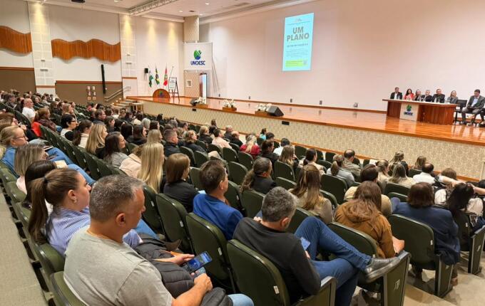 Seminário do Plano Estadual de Educação reúne representantes de 47 municípios em SMO