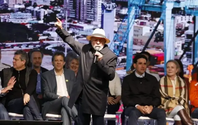 Lula participa do lançamento de fragata e visita estaleiros em Itajaí