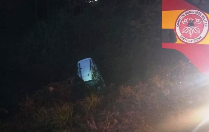 Colisão entre três veículos deixa um morto e motorista ferido na BR-282